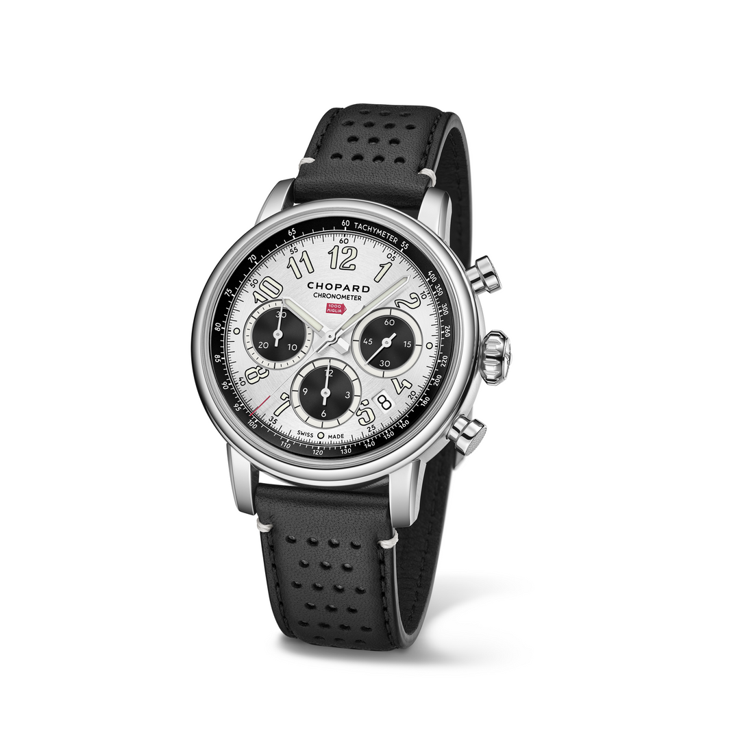Chopard - Mille Miglia Classic Chronograph mit der Referenz 168619-3005 besteht aus Edelstahl. Der Durchmesser beträgt 40,5 mm. Im Inneren der Armbanduhr ist ein Automatikwerk verbaut. Die Uhr hat eine Gangreserve von 54 Stunden und ist Wasserdicht bis 50 m.