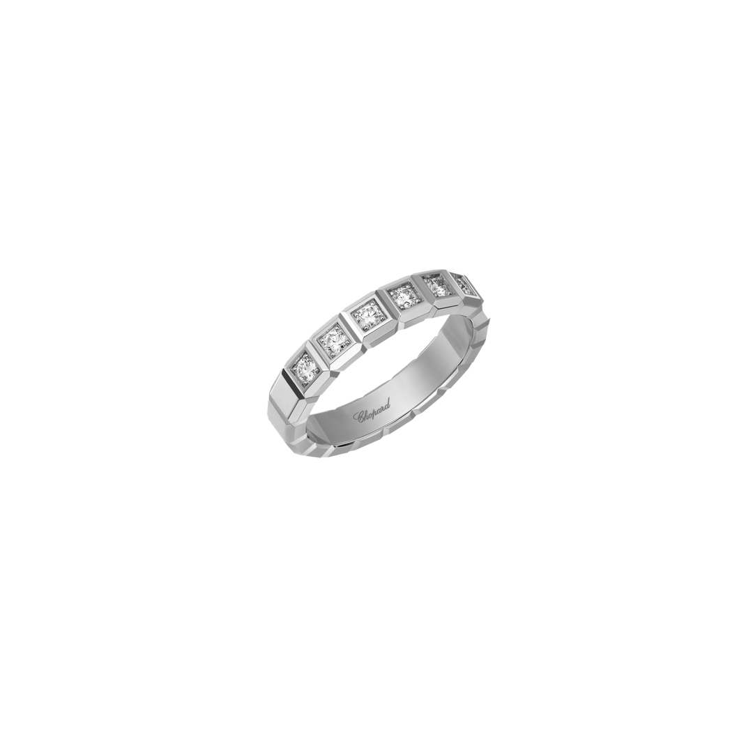 Chopard Ring Ice Cube , die Ringschiene hat die Optik mehrer aneinander gesetzter Würfel von denen 11 mit einem Brillanten aufgefasst sind.