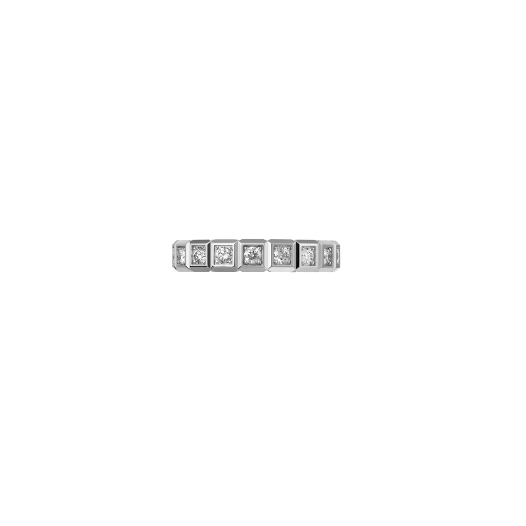 Chopard Ring Ice Cube , die Ringschiene hat die Optik mehrer aneinander gesetzter Würfel von denen 11 mit einem Brillanten aufgefasst sind.