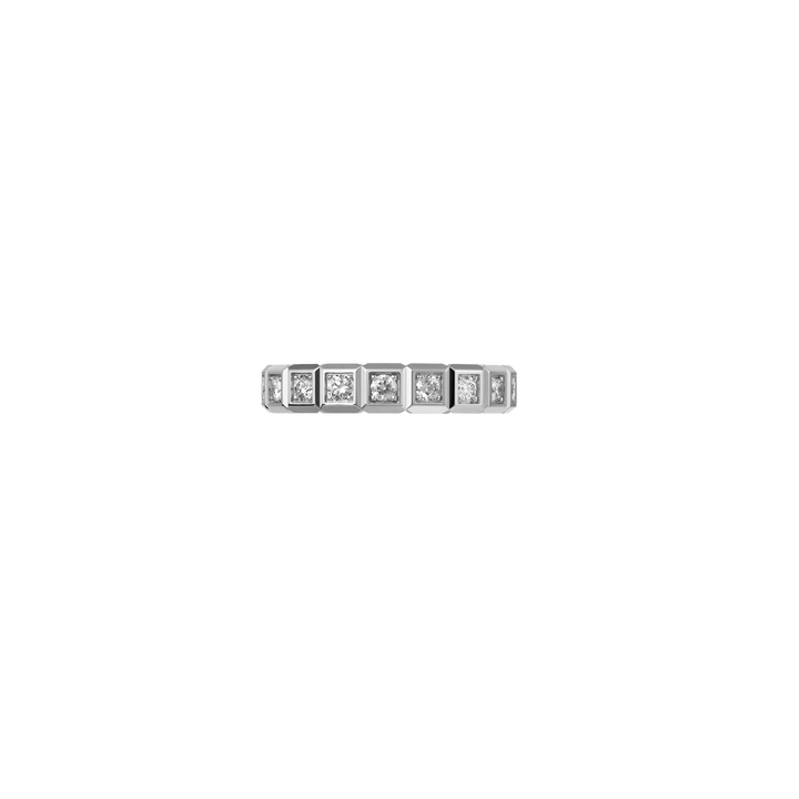 Chopard Ring Ice Cube , die Ringschiene hat die Optik mehrer aneinander gesetzter Würfel von denen 11 mit einem Brillanten aufgefasst sind.
