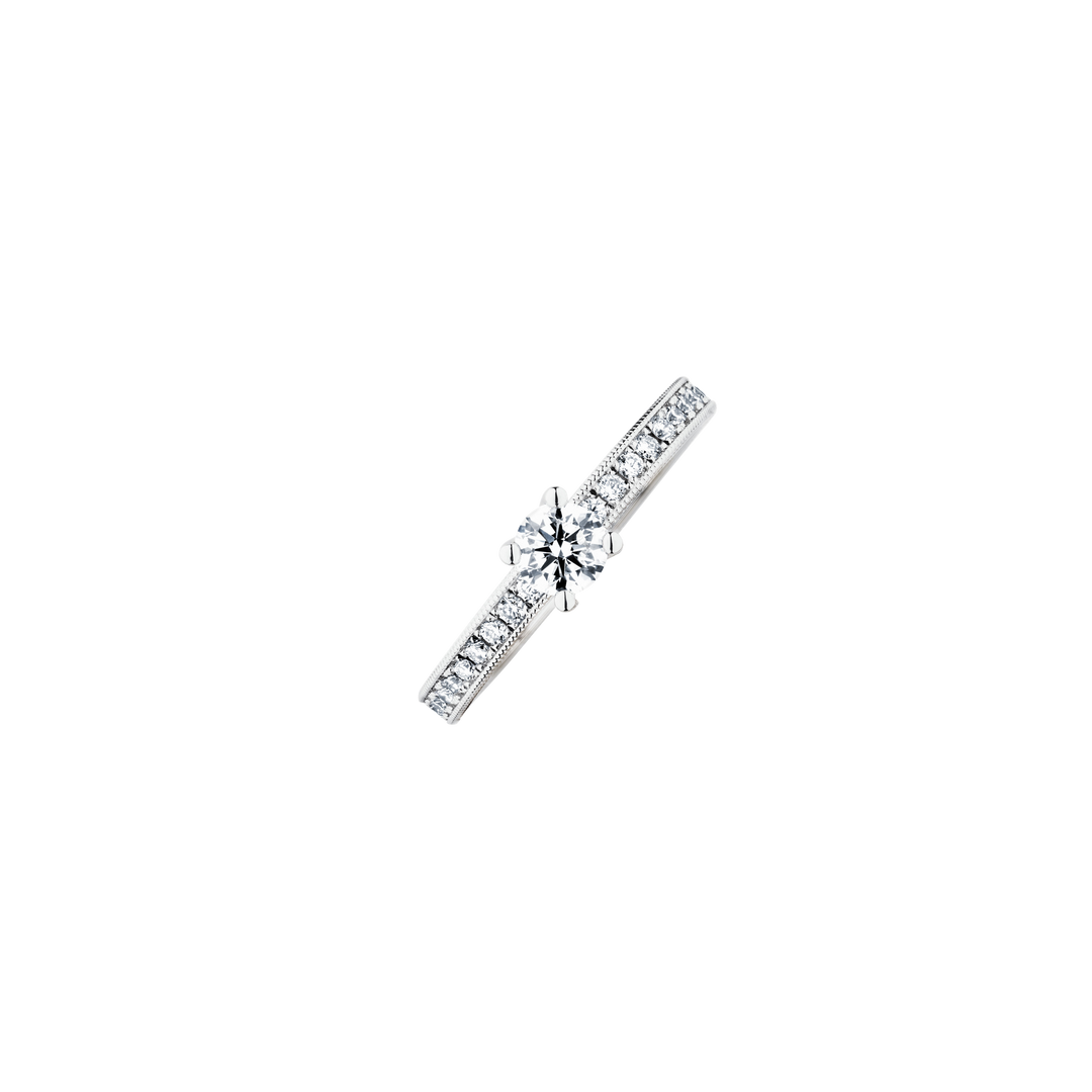 Christian Bauer Solitär Ring 0146258 aus Weißgold. Der Ring ist mit einem Solitär Diamanten und  weiteren Diamanten entlang der Ringschiene besetzt.