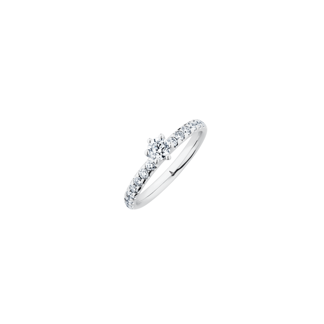Christian Bauer Solitär Ring 0146248 aus Weißgold. Der Ring ist mit einem Solitär Diamanten und weiteren Diamanten entlang der Ringschiene besetzt.