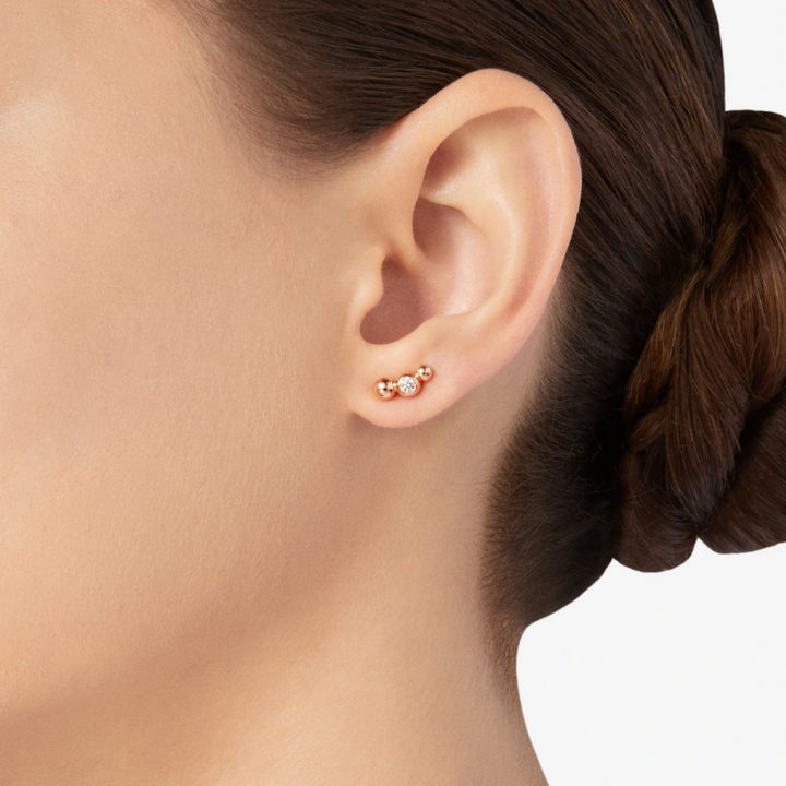 DoDo Bollicine Ohrstecker DHC3002_BOLLI_DB09R aus 3 Roségold Kugeln. Die mittlere Kugel ist mit einem Brillanten ausgefasst.