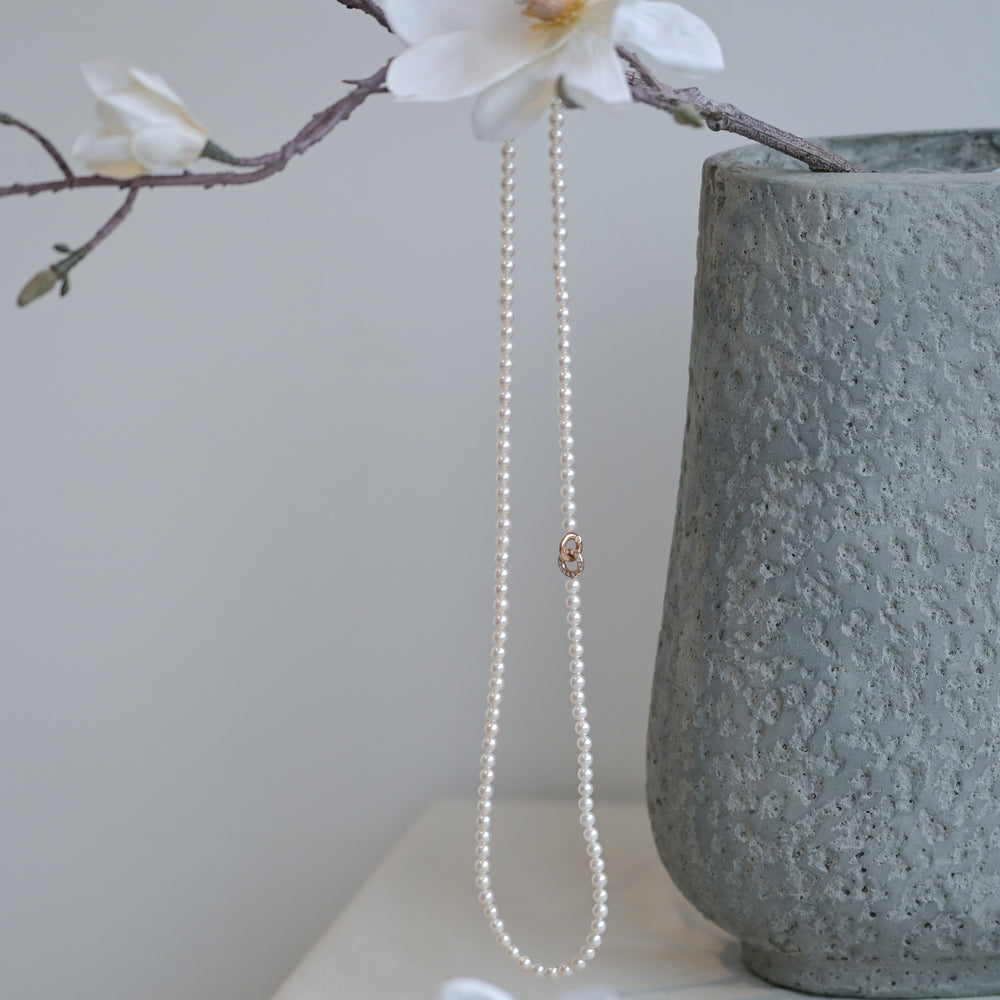 Krebber Akoya Perlencollier aus 120 weißen Perlen mit einem Verschluss aus Roségold und Diamanten, Referenz 2134459