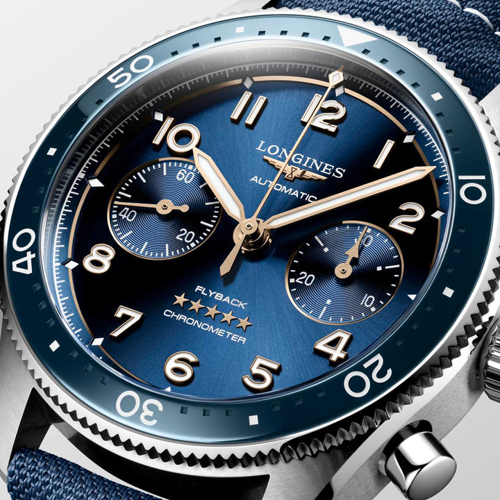 Longines Spirit Flyback mit der Referenz L3.821.4.93.2 besteht aus Edelstahl und Keramik in blau