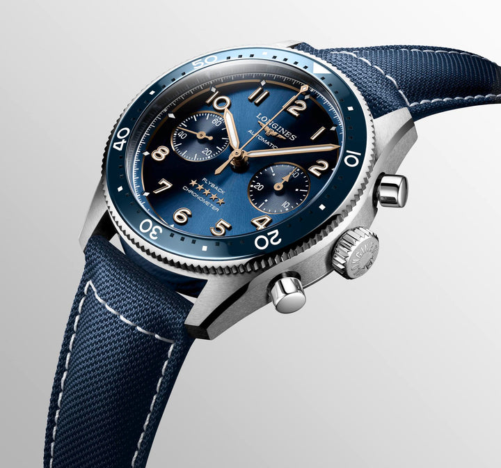 Longines Spirit Flyback mit der Referenz L3.821.4.93.2 besteht aus Edelstahl und Keramik.