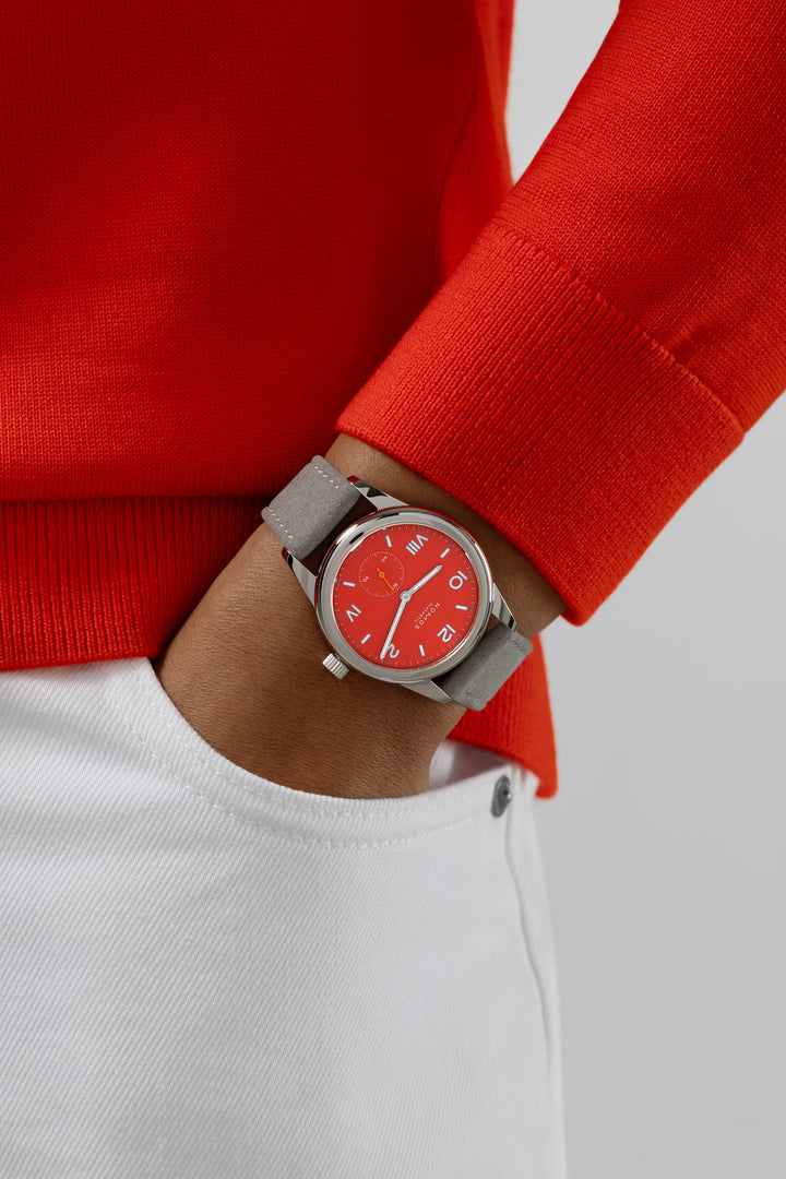 NOMOS Glashütte - Club Campus nonstop red mit der Referenz 716 besteht aus Edelstahl. Der Durchmesser beträgt 36 mm. Im Inneren der Armbanduhr ist das Handaufzugswerk Alpha verbaut. Die Uhr hat eine Gangreserve von ca. 43 Stunden und ist Wasserdicht bis 100 m.