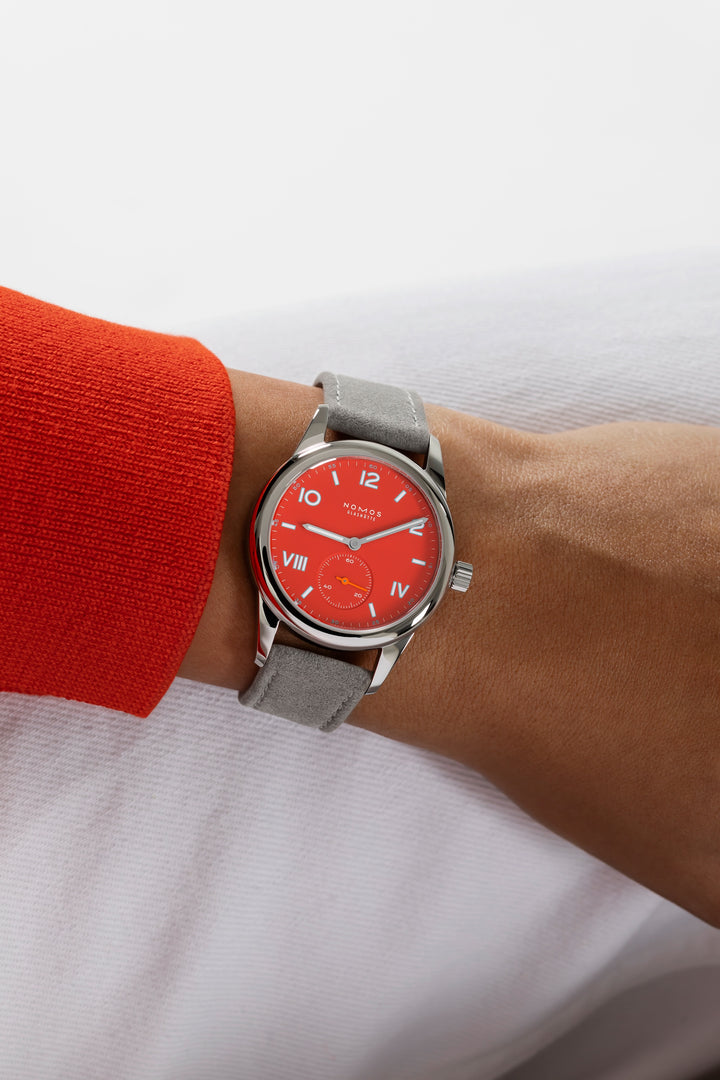 Rote Damenuhr von NOMOS Glashütte