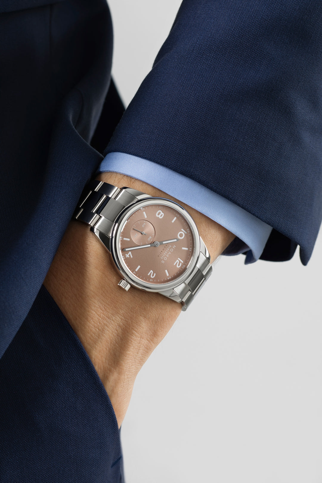 NOMOS Glashütte - Club Sport neomatik 39 ember mit der Referenz 761 besteht aus Edelstahl. mit Zifferblatt in beigegold