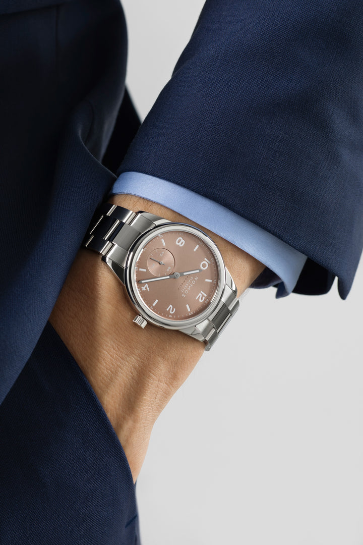 NOMOS Glashütte - Club Sport neomatik 39 ember mit der Referenz 761 besteht aus Edelstahl. mit Zifferblatt in beigegold