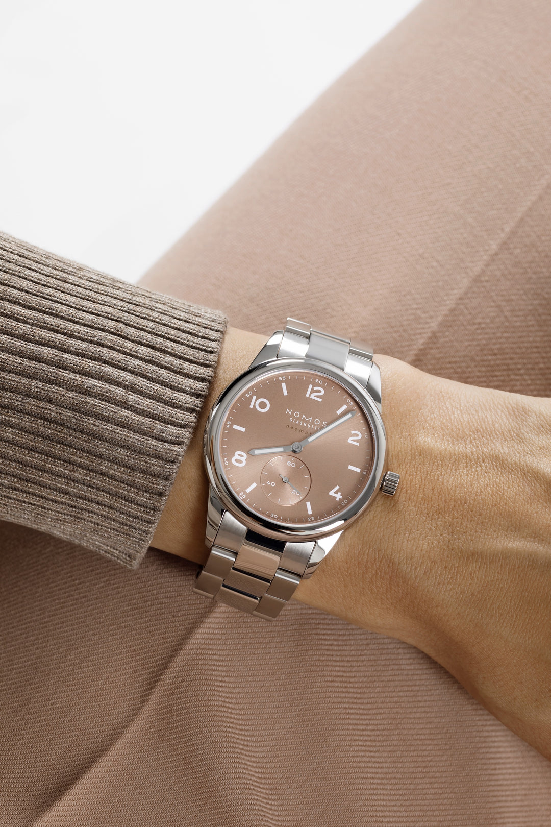 NOMOS Glashütte - Club Sport neomatik 39 ember mit der Referenz 761 besteht aus Edelstahl.