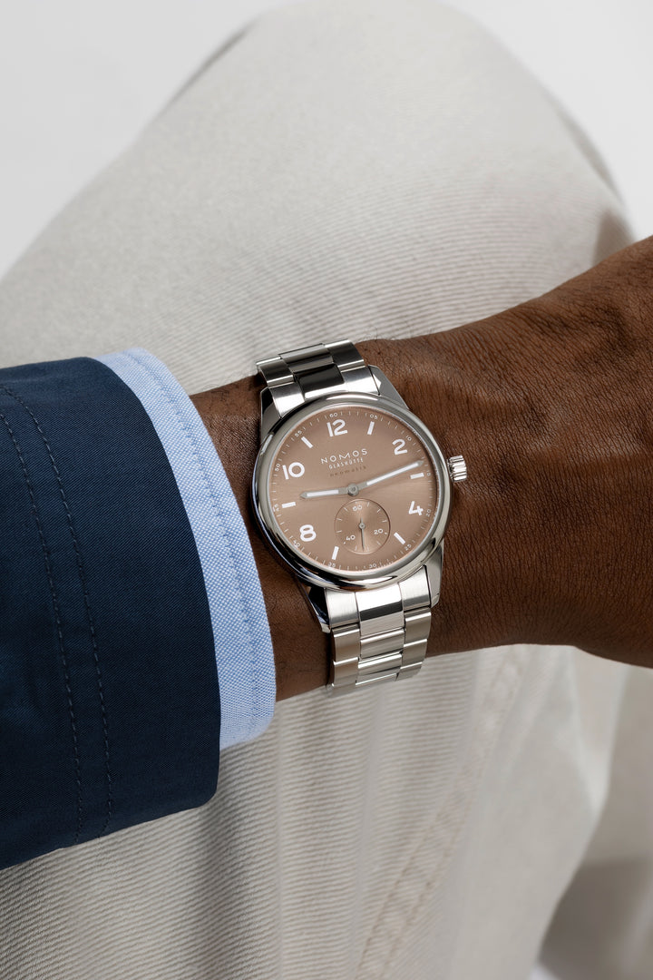 NOMOS Glashütte - Club Sport neomatik 39 ember mit der Referenz 761 besteht aus Edelstahl.