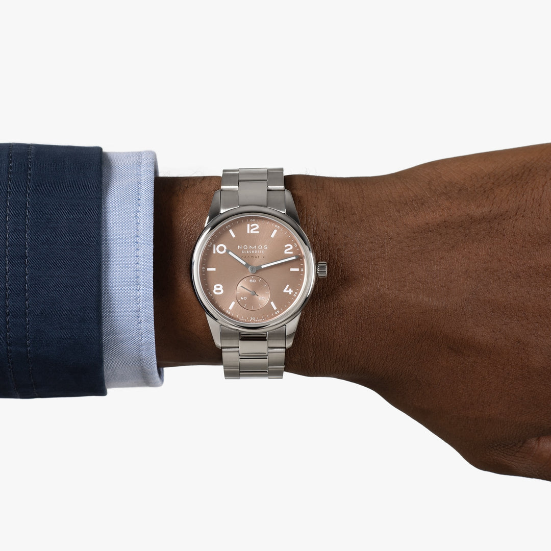 NOMOS Glashütte - Club Sport neomatik 39 ember mit der Referenz 761 besteht aus Edelstahl. Herrenuhr