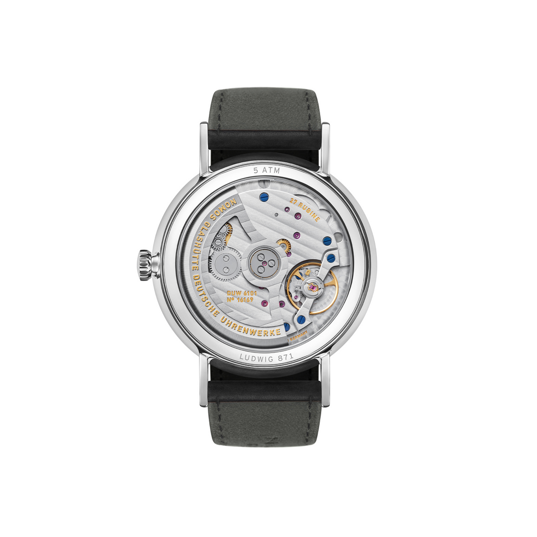 NOMOS Glashütte - Ludwig neomatik 41 Datum mit der Referenz 262 besteht aus Edelstahl. Der Durchmesser beträgt 40,5 mm mit Saphirglasboden