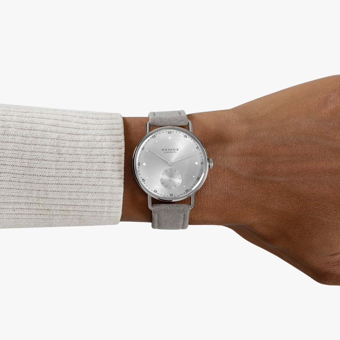 NOMOS Glashütte - Metro 33 all silver mit der Referenz 1122 besteht aus Edelstahl. Der Durchmesser beträgt 33 mm