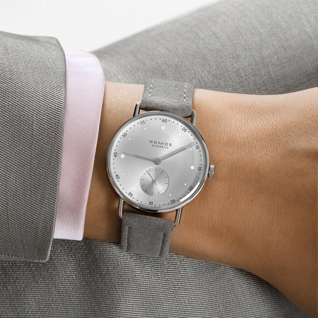 NOMOS Glashütte - Metro 33 all silver mit der Referenz 1122 besteht aus Edelstahl. Der Durchmesser beträgt 33 mm. Elegante Damenuhr bei Juwelier Krebber