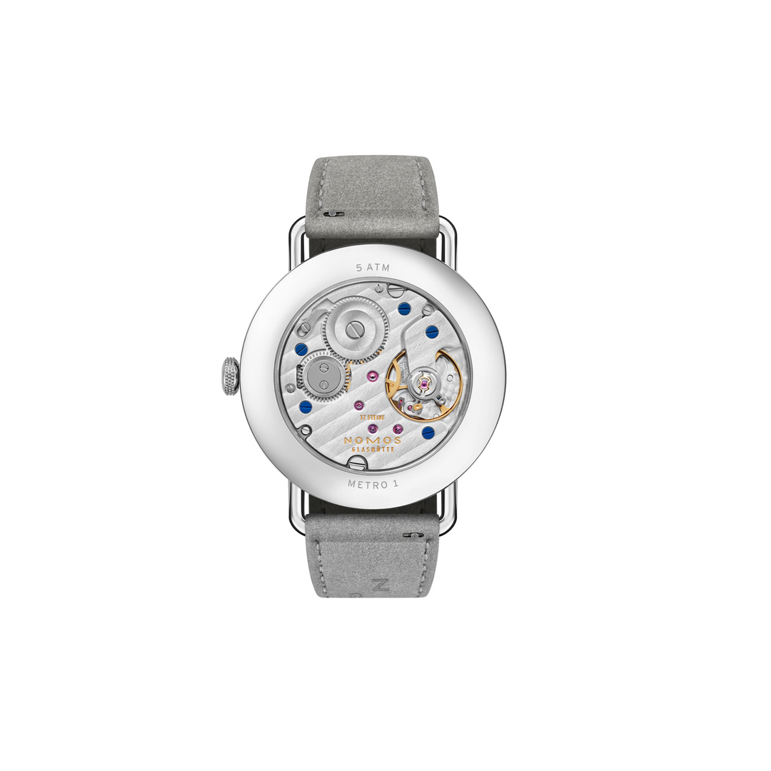 NOMOS Glashütte - Metro 33 all silver mit der Referenz 1122 besteht aus Edelstahl. Der Durchmesser beträgt 33 mm.