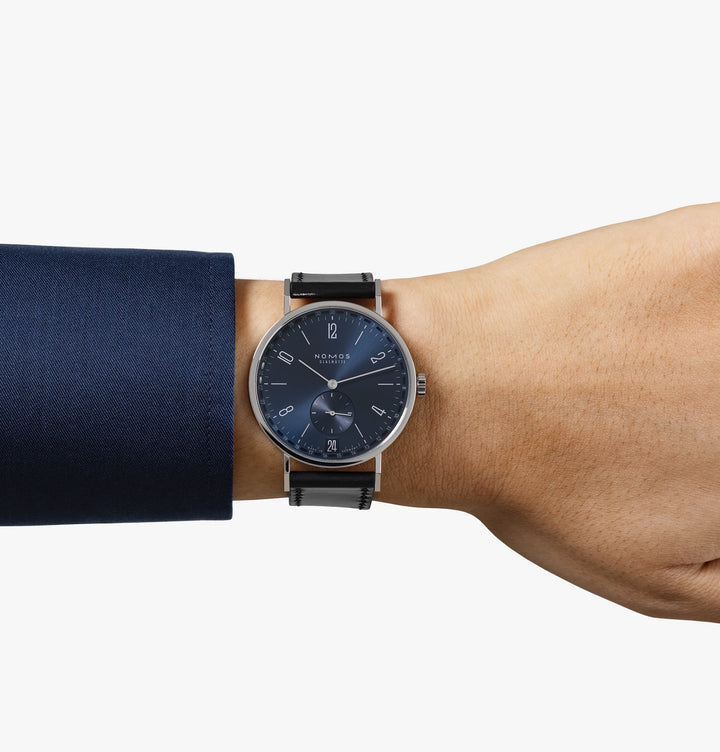 NOMOS Glashütte - Tangente 2date blau - 136 - Handaufzug - 37,5 mm- blau - Damen- und Herrenuhr in blau