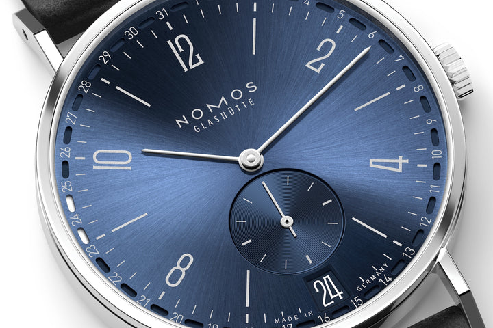 NOMOS Glashütte - Tangente 2date blau - 136 - Handaufzug - 37,5 mm- blau - Damen- und Herrenuhr bei Juwelier Krebber in Mönchengladbach