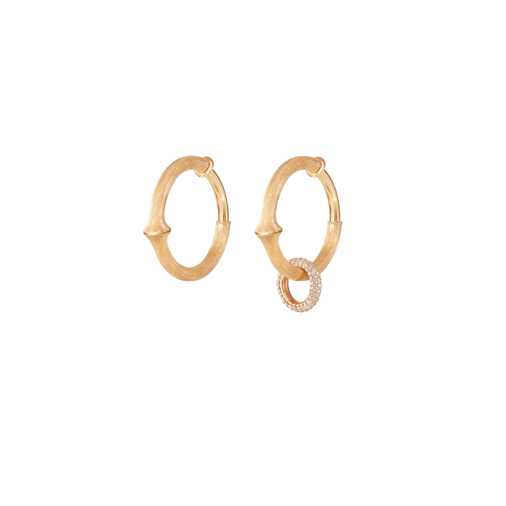 Tragebeispiel - Kleiner Pavé gefasster Brillantring von Ole Lynggaard zum einhängen in die Nature Creolen.
