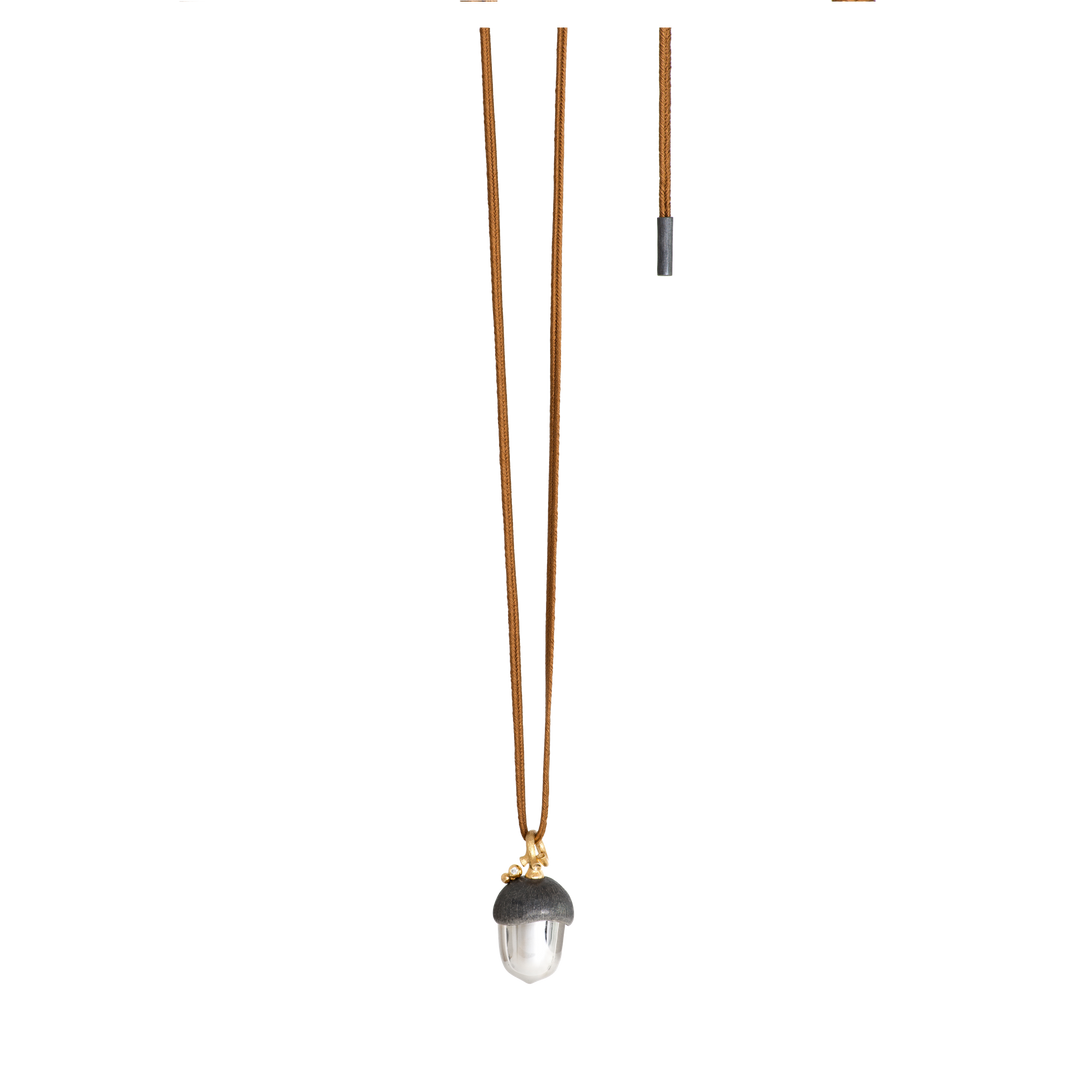 Ole Lynggaard Seidenhalsband mit kleinem Eichelanhänger in Silber als Tragevariante