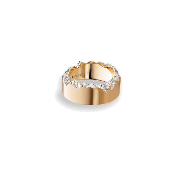 Schmuckwerk Alpenring aus 18Karat Rosé und Weißgold. Die geschliffenen Felskanten in Weißgold werden von keinen Brillanten geziert.