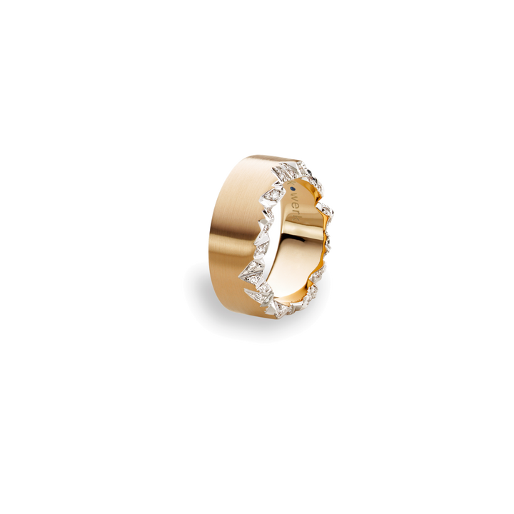 Schmuckwerk Alpenring aus 18Karat Rosé und Weißgold. Die geschliffenen Felskanten in Weißgold werden von keinen Brillanten geziert.