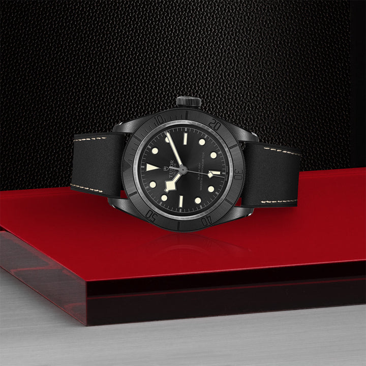 TUDOR Black Bay Ceramic mit Hybrid armband aus Leder und Kautschuk