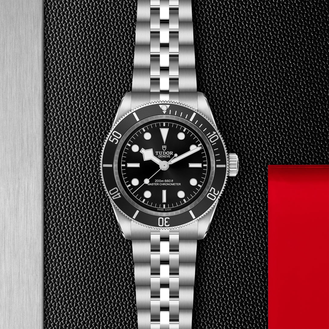 TUDOR Black Bay mit der Referenz M7941A1A0NU-0003 besteht aus Edelstahl und Aluminium. Der Durchmesser beträgt 41 mm. Im Inneren der Armbanduhr ist das MT5602-U verbaut. Die Uhr hat eine Gangreserve von ca. 70 Stunden und ist Wasserdicht bis 200 m