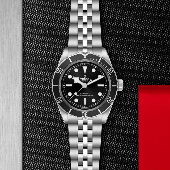 TUDOR Black Bay mit der Referenz M7941A1A0NU-0003 besteht aus Edelstahl und Aluminium. Der Durchmesser beträgt 41 mm. Im Inneren der Armbanduhr ist das MT5602-U verbaut. Die Uhr hat eine Gangreserve von ca. 70 Stunden und ist Wasserdicht bis 200 m
