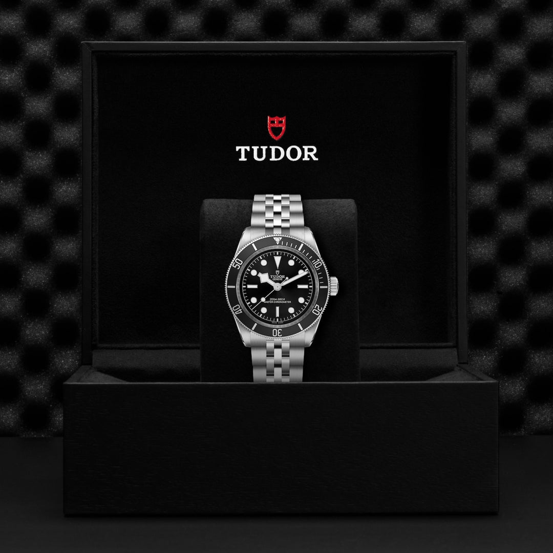 TUDOR Black Bay mit der Referenz M7941A1A0NU-0003 besteht aus Edelstahl und Aluminium. Der Durchmesser beträgt 41 mm. Im Inneren der Armbanduhr ist das MT5602-U verbaut. Die Uhr hat eine Gangreserve von ca. 70 Stunden und ist Wasserdicht bis 200 m Herrenuhr+