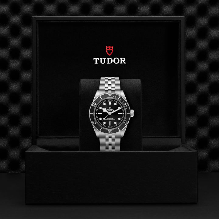 TUDOR Black Bay mit der Referenz M7941A1A0NU-0003 besteht aus Edelstahl und Aluminium. Der Durchmesser beträgt 41 mm. Im Inneren der Armbanduhr ist das MT5602-U verbaut. Die Uhr hat eine Gangreserve von ca. 70 Stunden und ist Wasserdicht bis 200 m Herrenuhr+