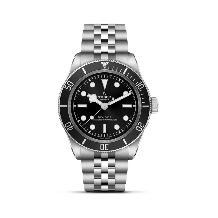 TUDOR Black Bay mit der Referenz M7941A1A0NU-0003 besteht aus Edelstahl und Aluminium. Der Durchmesser beträgt 41 mm. Im Inneren der Armbanduhr ist das MT5602-U verbaut. Die Uhr hat eine Gangreserve von ca. 70 Stunden und ist Wasserdicht bis 200 m