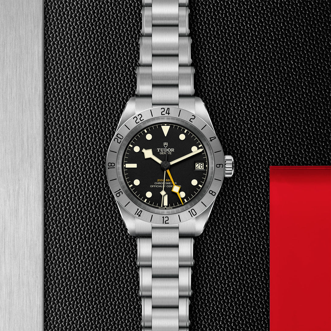 TUDOR - Black Bay Pro mit der Referenz M79470-0001 besteht aus Edelstahl