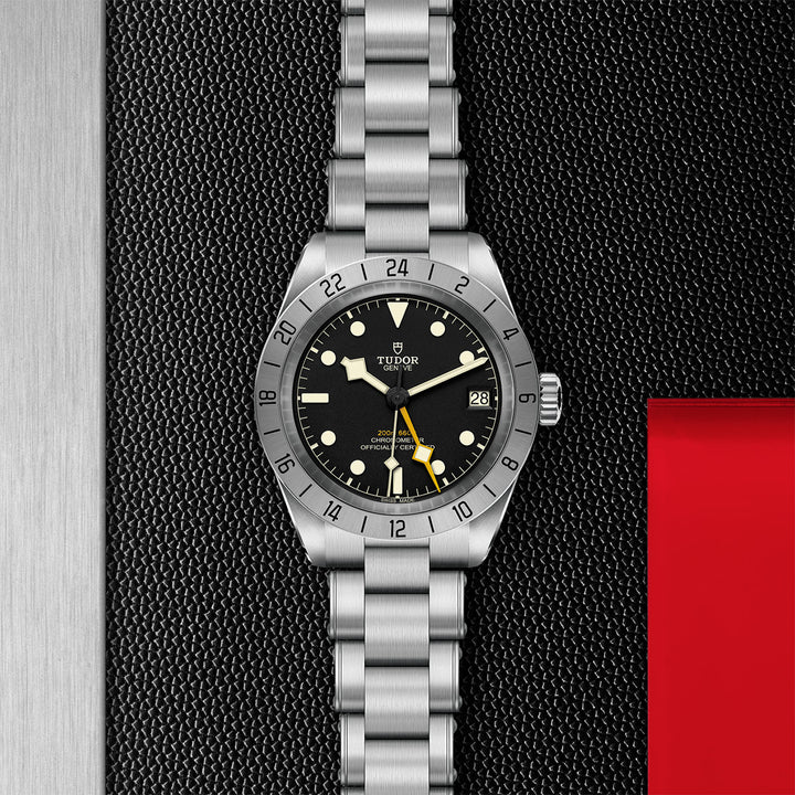 TUDOR - Black Bay Pro mit der Referenz M79470-0001 besteht aus Edelstahl