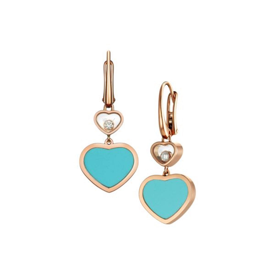Chopard Ohrhänger aus 18Karat Roségold. Unter den ovalen Bügeln mit Sicherheitsverschluss befinden sich jeweils 2 Herzen in unterschiedlicher Größe. In den kleinen oberen Herz tänzelt ein kleiner Brillant zwischen zwei Saphierglasscheiben, in den zweiten größeren Herz darunter leuchtet sattes Türkis.