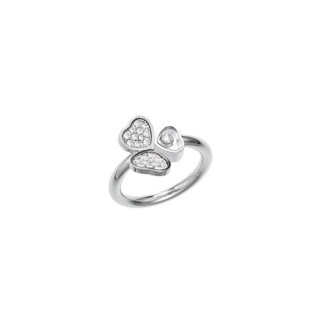 Chopard Ring Happy Heart Wings aus 18 Karat Weißgold . Die drei Herzen sind zu einem Kleeblatt zusammengesetzt, zwei Herzen sind komplett mit weißen Brillanten aufgefasst und in dem dritten Herz tänzelt ein Brillant zwischen zwei Saphirglasscheiben.