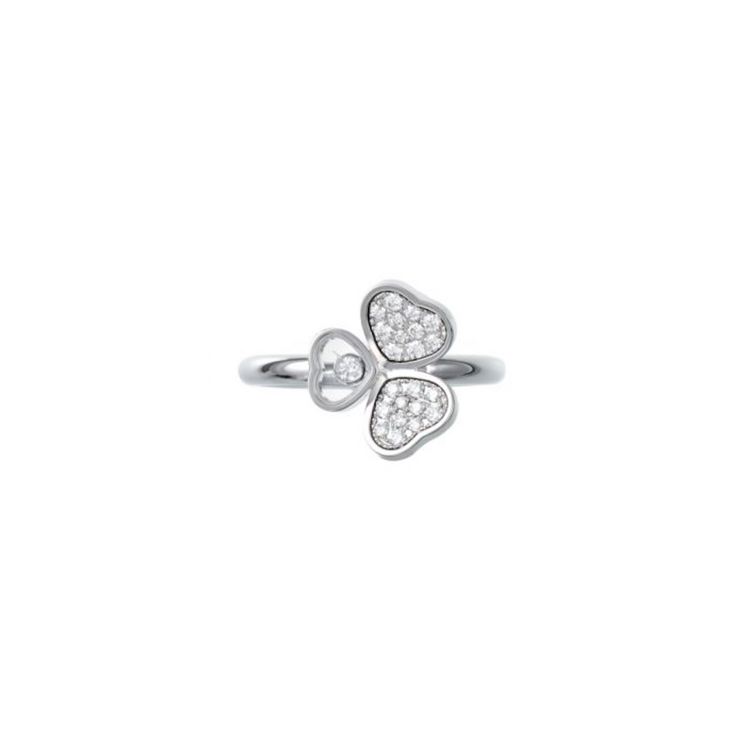Chopard Ring Happy Heart Wings aus 18 Karat Weißgold . Die drei Herzen sind zu einem Kleeblatt zusammengesetzt, zwei Herzen sind komplett mit weißen Brillanten aufgefasst und in dem dritten Herz tänzelt ein Brillant zwischen zwei Saphirglasscheiben.