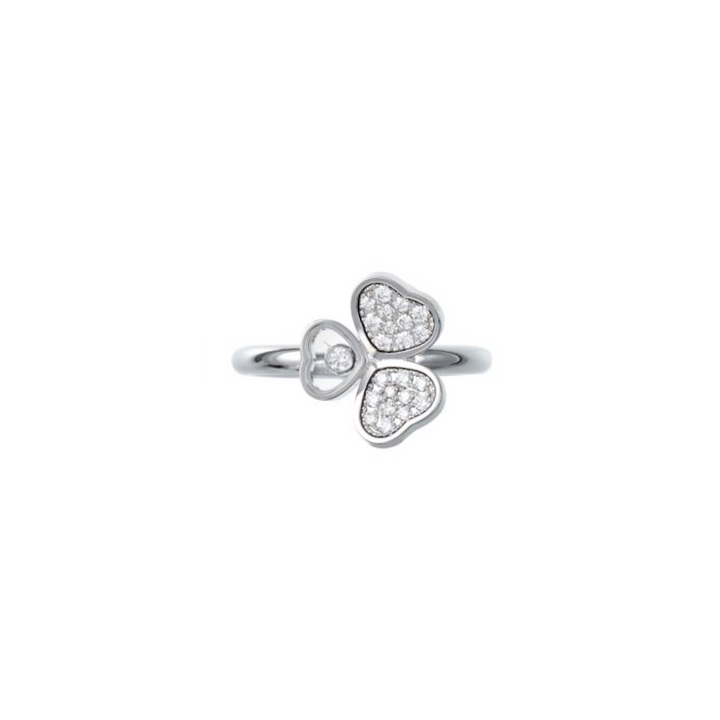 Chopard Ring Happy Heart Wings aus 18 Karat Weißgold . Die drei Herzen sind zu einem Kleeblatt zusammengesetzt, zwei Herzen sind komplett mit weißen Brillanten aufgefasst und in dem dritten Herz tänzelt ein Brillant zwischen zwei Saphirglasscheiben.