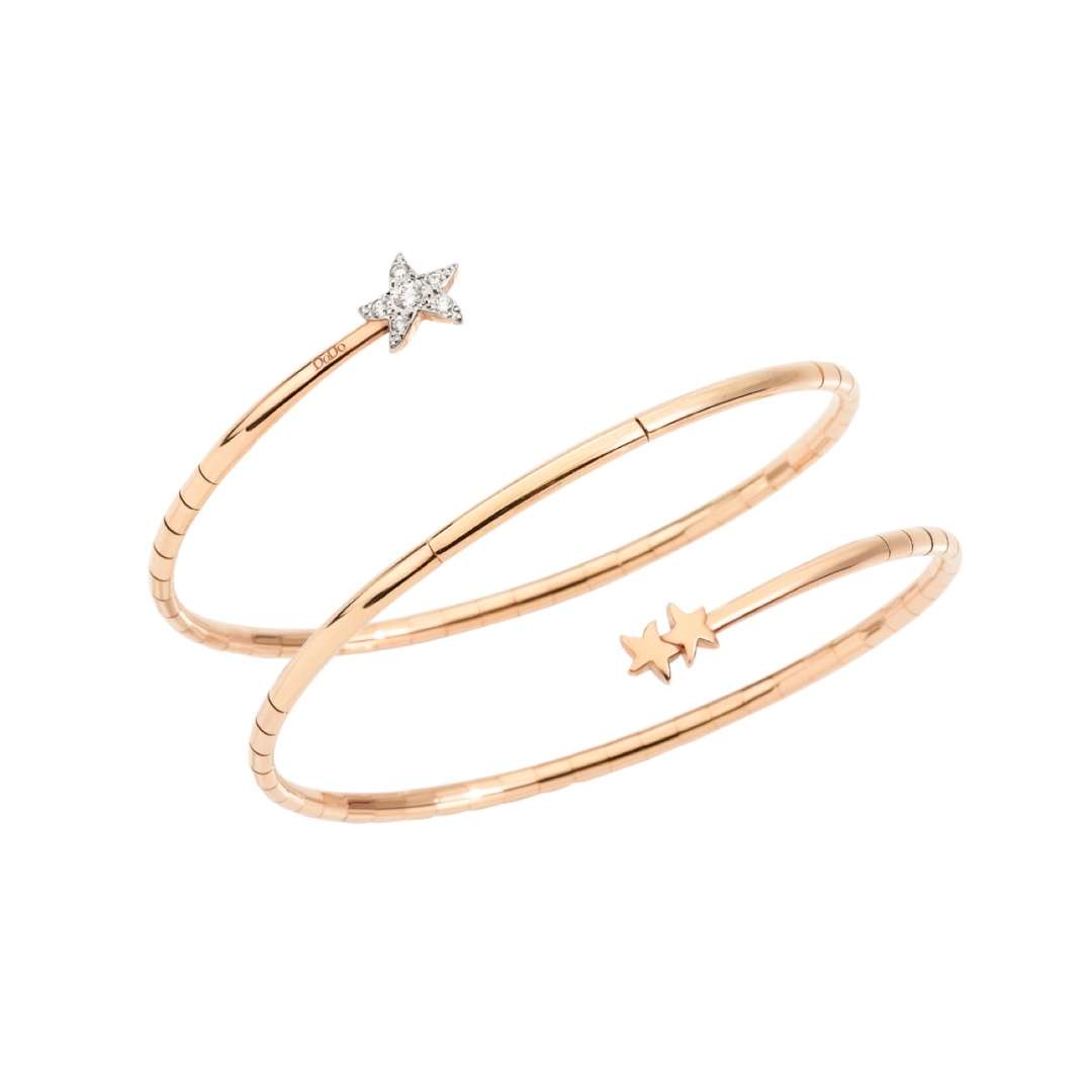 Dodo Armreif Stellina aus 9Karat Roségold und 3 Sternen. Der größte Stern ist mit weißen Brillante ausgefasst.