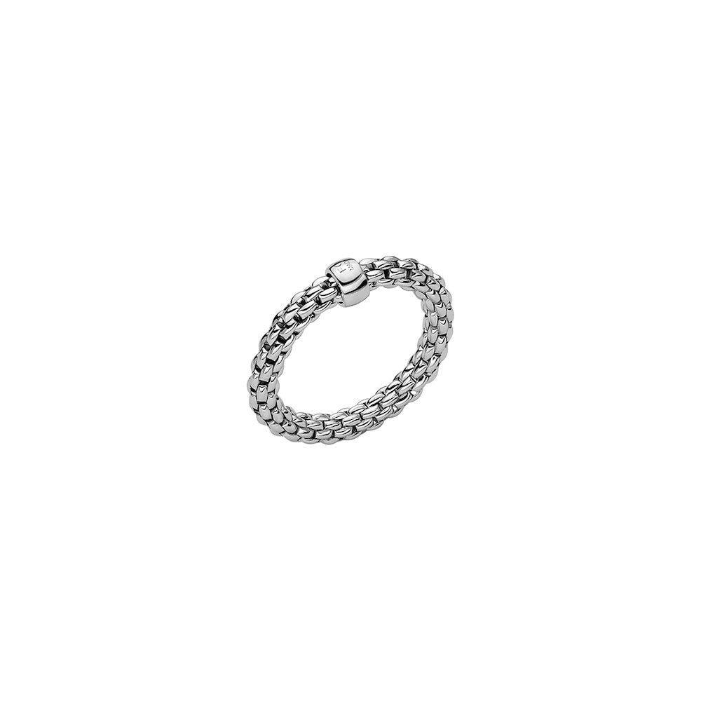 Fope Ring Essentials. Der Ring besteht aus flexiblem Elementen in Weißgold , welche durch ein patentiertes Federsystem verbunden sind.