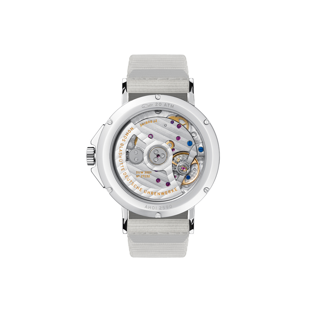 Die NOMOS Glashütte - Ahoi neomatik mit der Referenz 560 mit Saphirglasboden