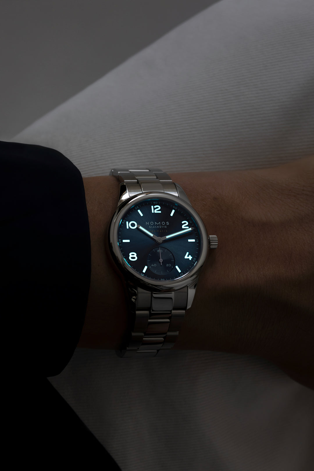 NOMOS Glashütte - Club Sport neomatik polar mit der Referenz 747  Superluminova