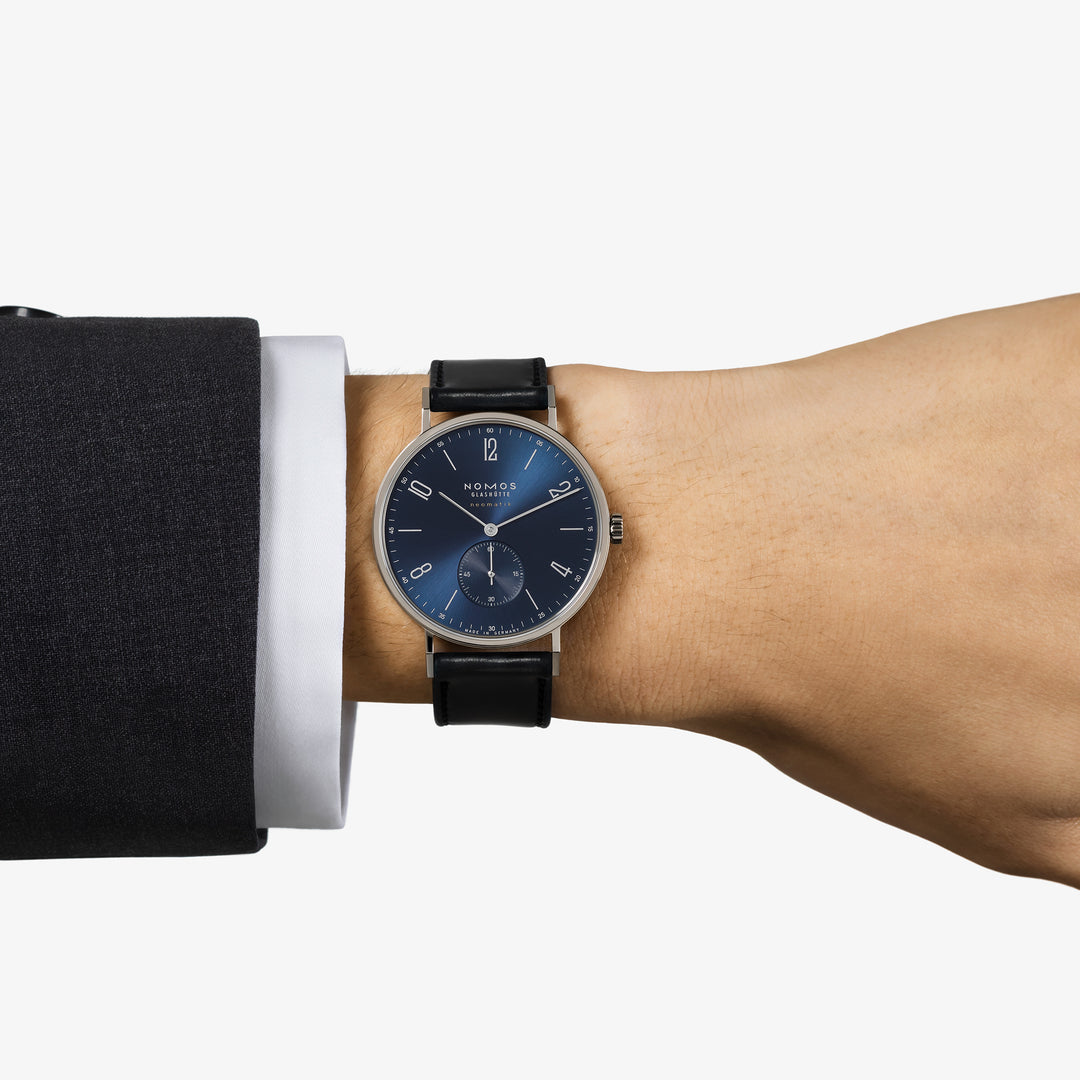 NOMOS Glashütte - Tangente 39 neomatik blaugold mit der Referenz 146 elegante Herrenuhr