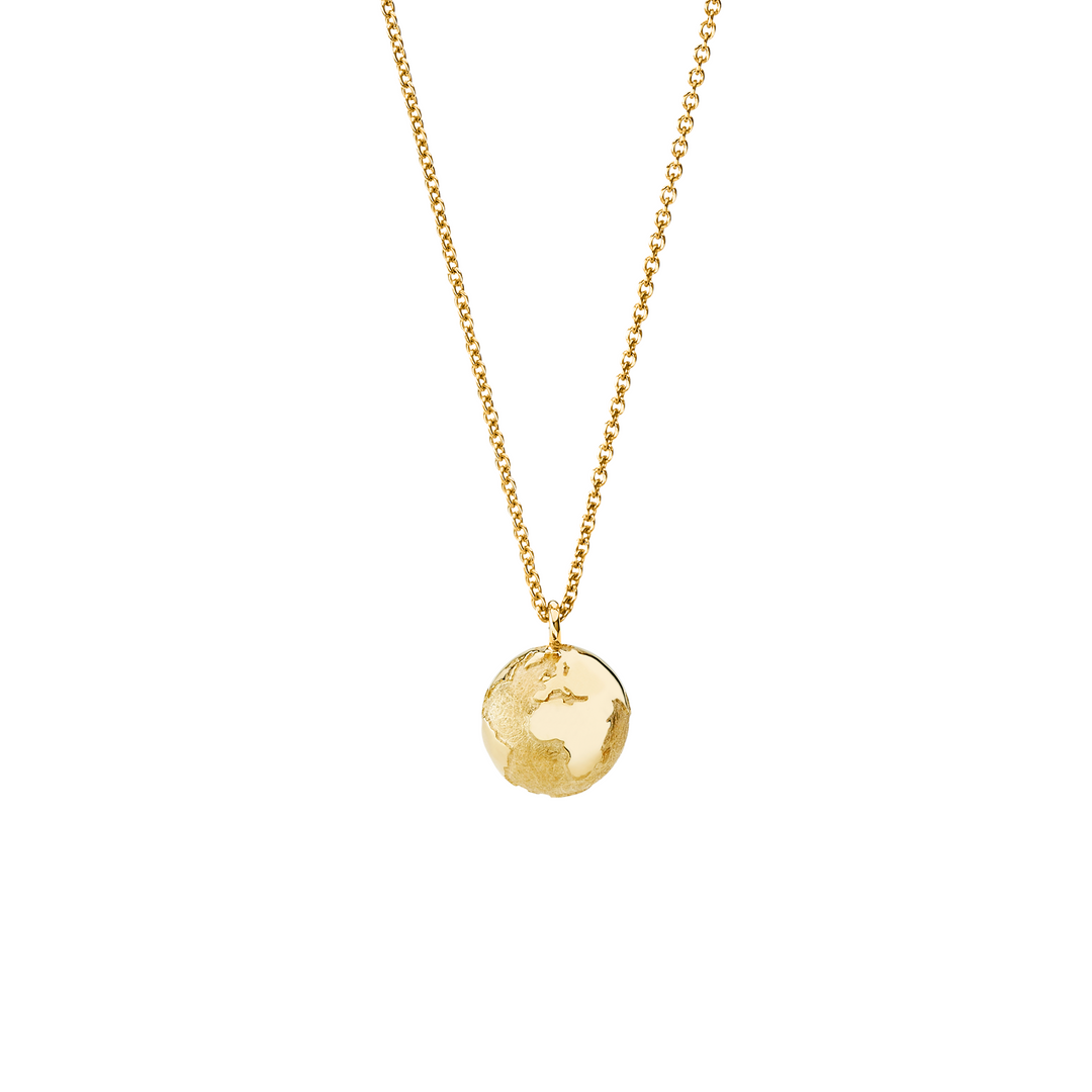 Schmuckwerk Weltkugel aus 18Karat Gelbgold, Ihr Durchmesser ist 8mm. Die Meere sind in einem tiefen matt gehalten während die Kontinente daraus poliert hervorragen.