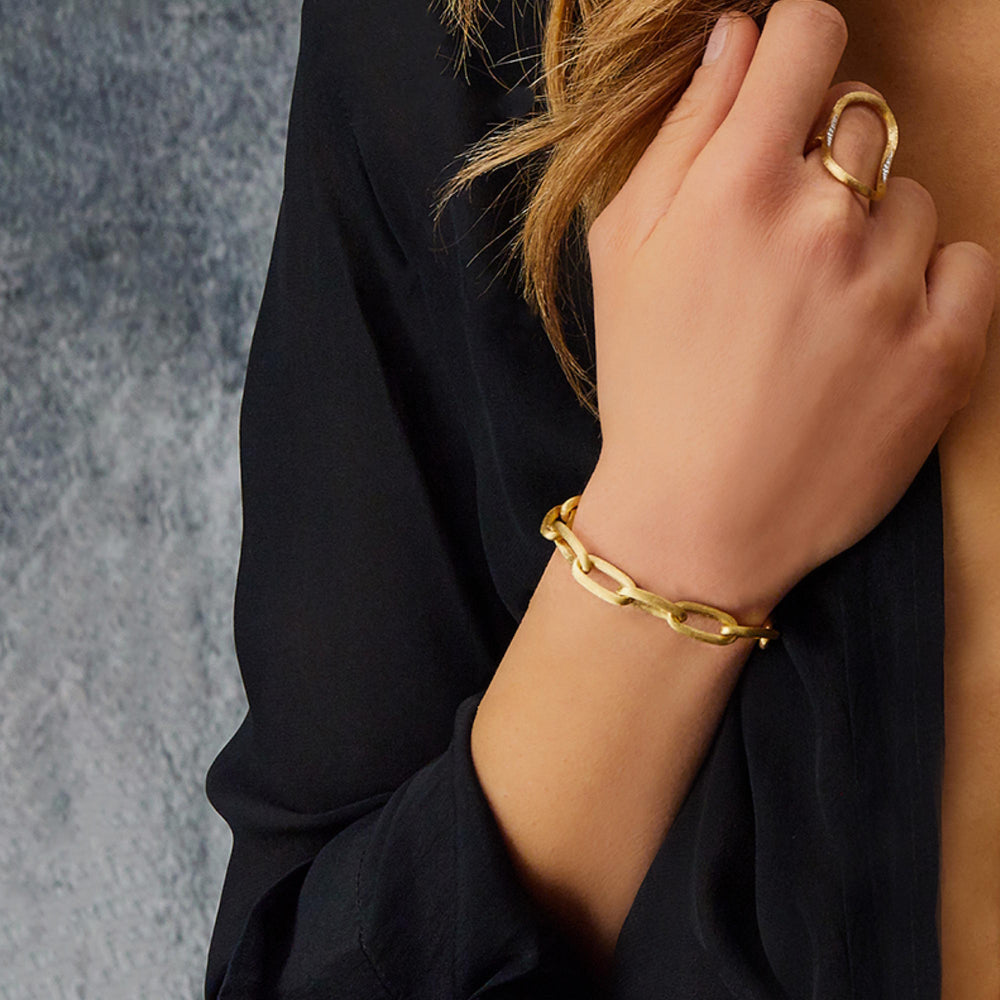 Nanis Libera Armband aus Gelbgold und Brillanteleven - getragene Ansicht