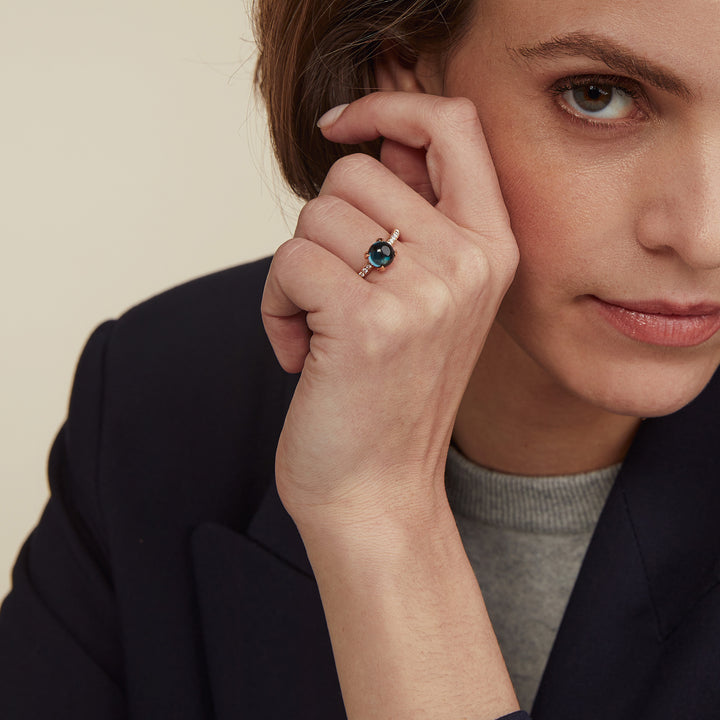 Bron Catch Ring 8RR4811TLCBR aus Roségold , London Blue Topas und Diamanten. Imagebild getragen am linken Ringfinger