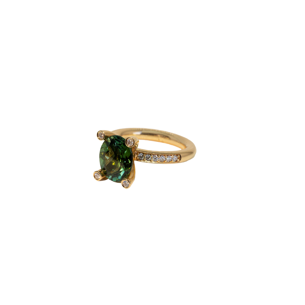 Bron Phlox Ring 4RR4826SGTBR aus Roségold mit einem grünen Turmalin als Solitär Stein und weitem Diamantbesatz auf der Ringschiene.