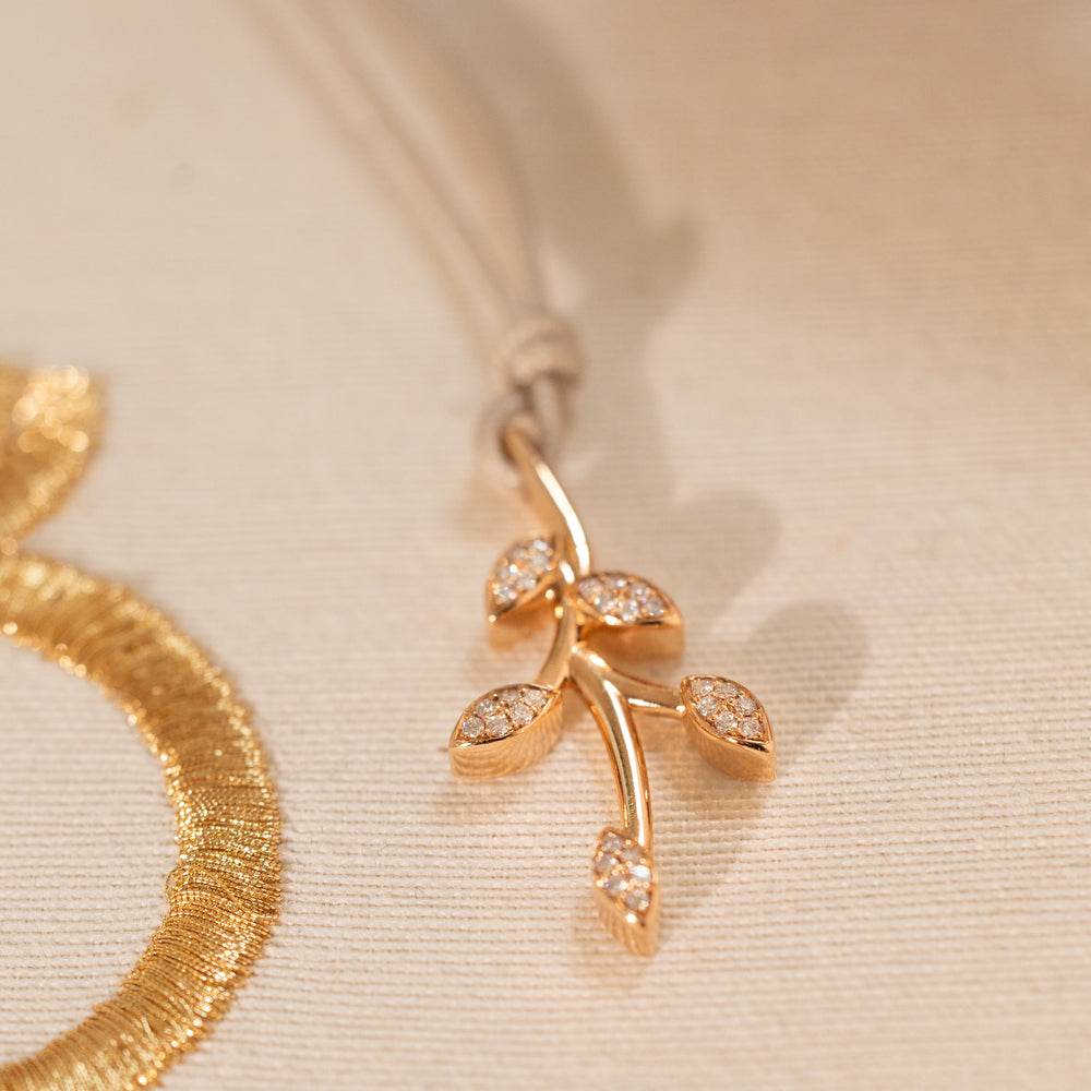 Bron Poppy Petal Anhänger 8HR3454BR025, Astförmiger Anhänger mit Diamant besetzten Blättern. Material 18Karat Roségold