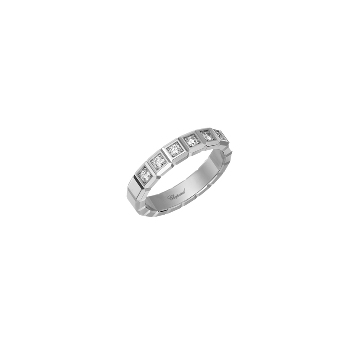 Chopard Ring Ice Cube , die Ringschiene hat die Optik mehrer aneinander gesetzter Würfel von denen 11 mit einem Brillanten aufgefasst sind.